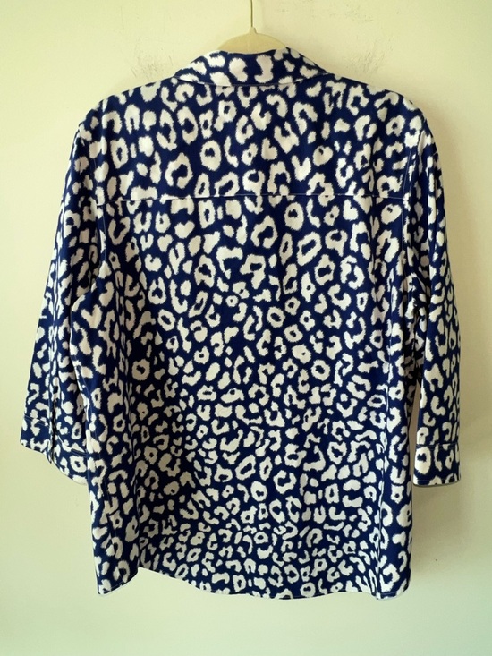 Chico's blue and white animal print button-down no iron blouse 3/4 sleeves 3(XL) - Picture 4 of 7